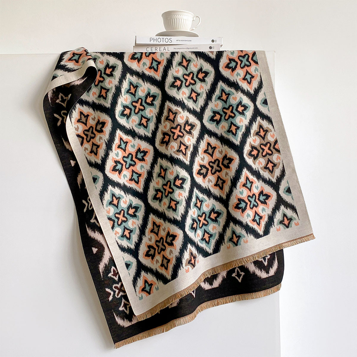 وشاح نسائي قابل للعكس من الكشم - مراجعة Woven Scarf Blanket وسعره